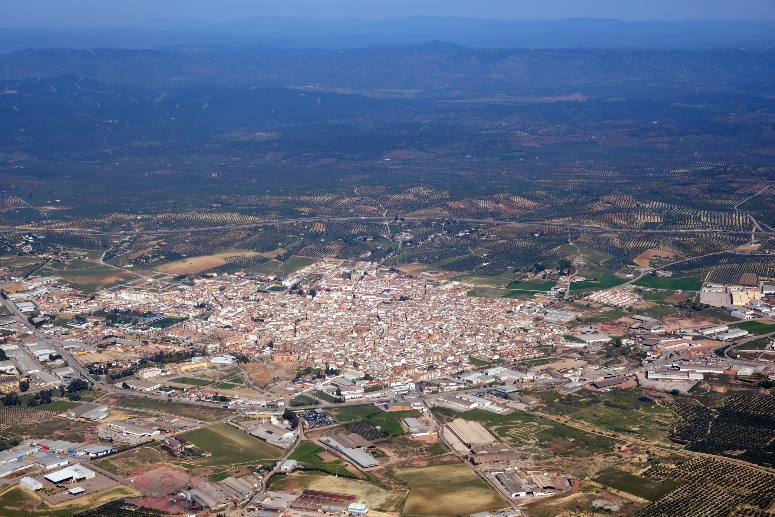 Vista aérea de Bailén y su entorno urbano y agrícola