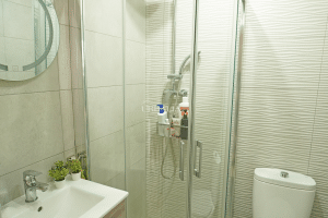 Baño completo reformado con ducha, lavabo y espejo en chalet adosado en Alcalá del Río