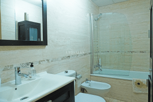 Baño completo con bañera, lavabo, inodoro y bidé en chalet adosado en venta en Alcalá del Río