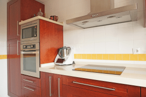 Cocina independiente equipada con horno, microondas y vitrocerámica en chalet en Alcalá del Río