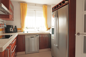 Cocina con frigorífico americano, ventana, fregadero y lavavajillas en chalet en Alcalá del Río