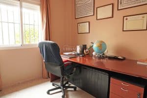 Despacho versátil con escritorio, silla de oficina y ventana en chalet adosado en Alcalá del Río