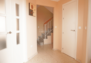 Recibidor amplio con acceso a escaleras y otras estancias en chalet adosado en Alcalá del Río