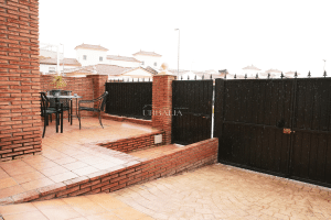 Patio delantero con acceso a garaje y zona de estar en chalet adosado en venta en Alcalá del Río