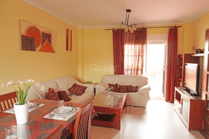 Salón-comedor amplio con sofá, mesa de centro y acceso a patio en chalet en Alcalá del Río