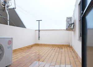 Terraza exterior en la buhardilla con vistas despejadas en chalet adosado en Alcalá del Río