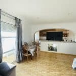 Salón comedor luminoso con cocina abierta en piso de 81 m² en Cantillana