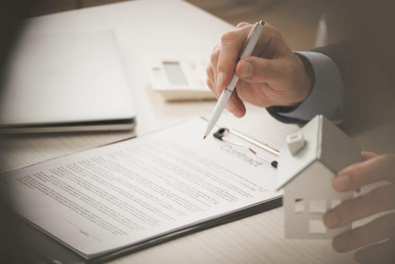 Firma de documento inmobiliario