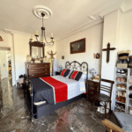 Dormitorio principal con salida a la terraza en ático