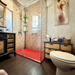 Baño completo con plato de ducha en ático