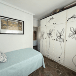 Dormitorio individual en ático con buena distribución