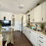 Cocina con zona de comedor en ático