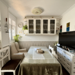 Zona de comedor integrada en la cocina del ático