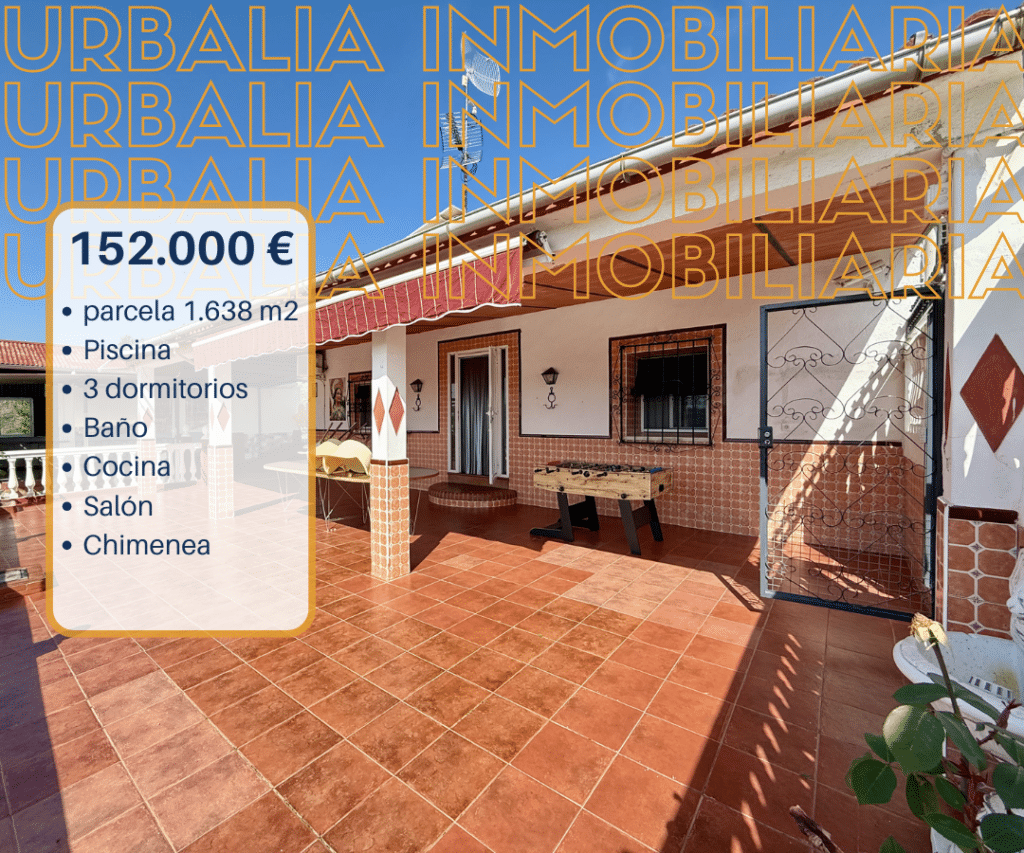 Terraza exterior del chalet con zona cubierta y vista general de la propiedad